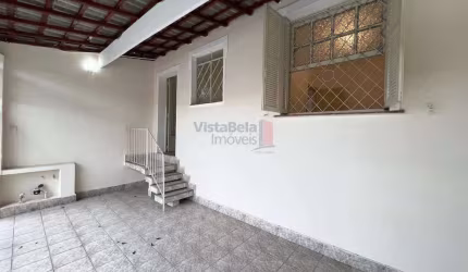 Casa ao lado da Pça Sta. Terezinha para Venda com 02 quartos sendo 01 suíte