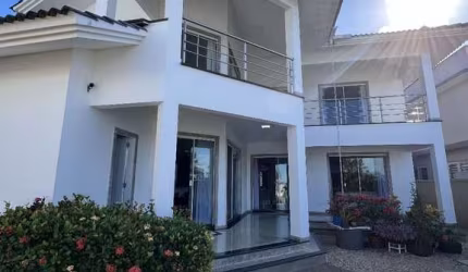 Casa em São José com 4 suítes e 6 vagas de garagem beira mar.