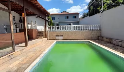 CASA EM LOTE COM ÁREA DE LAZER