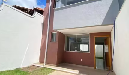 CASA GEMINADA DE TRÊS QUARTOS NO BAIRRO ITAPOÃ