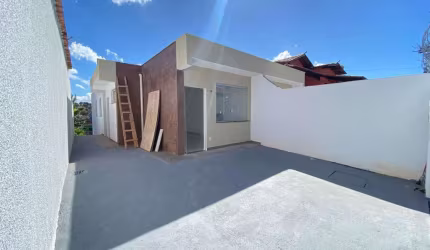 CASA GEMINADA DE TRÊS QUARTOS COM ENTRADA INDEPENDENTE  NO BAIRRO MANTIQUEIRA