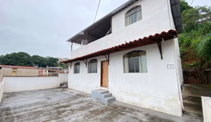 CASA DE TRÊS QUARTOS NO BAIRRO APARECIDA