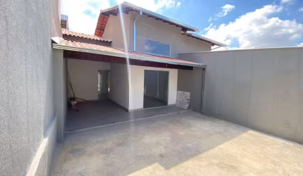 CASA GEMINADA DE TRÊS QUARTOS A VENDA NO BAIRRO PARQUE LEBLON