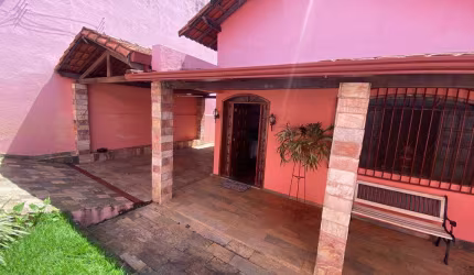 CASA NO LOTE DE 360 m² COM TRÊS QUARTOS NO BAIRRO PARQUE LEBLON