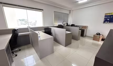 SALA DE 30 m² MOBILIADO NO BAIRRO SANTA MÔNICA