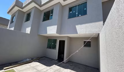 CASA GEMINADA DE TRÊS QUARTOS NO BAIRRO CANDELÁRIA