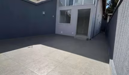 Casa geminada de três quartos no Bairro Trevo