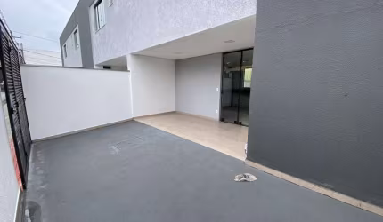 Casa geminada com entrada individual no bairro Candelária!