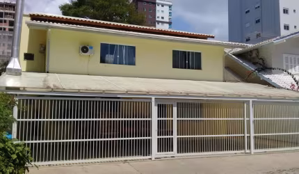 Ampla Casa de Excursão localizada em área central de Meia Praia - Itapema