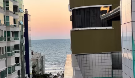 Cobertura quadra mar em Meia Praia com amplo terraço e vista para mar