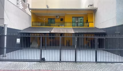 Casa térrea perto do mar em Meia Praia p/ aluguel de temporada!