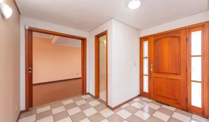 Excelente sobrado com 04 quartos sendo 03 Suítes à venda em Curitiba -Pr.