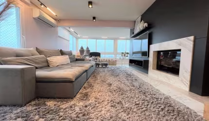 Linda cobertura duplex ricamente mobiliada, equipada e decorada!