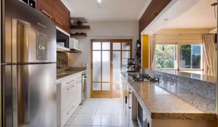 Amplo apartamento 2 dorm com sacada e churrasqueira - mobiliado!