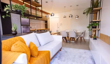 Amplo apartamento semi mobiliado de 2 dorm c/suíte e sacada aberta!