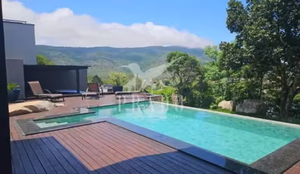 Casa no Condomínio  La Reserva com 3 Suítes e Piscina com borda infinita em Atibaia/SP