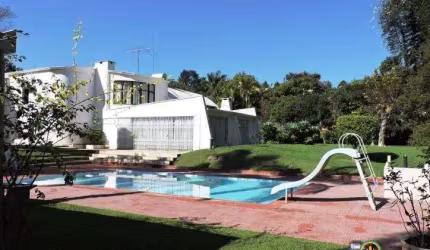 Casa com 4 suites em 5 mil m²! Lazer e privacidade! Energia solar!