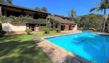 Linda casa com 5 suítes + apto hóspedes! Cond. Pq Silvino Pereira