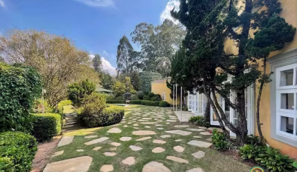 Casa estilo Toscana com 6 suites, salão gourmet, vista e PRIVACIDADE!
