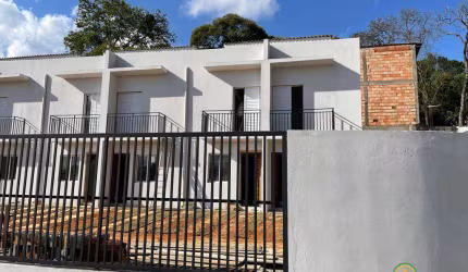 Casa com dois dormitórios, sala, cozinha tipo americana e 1 vaga condomínio