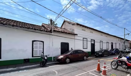 CASARÃO COMERCIAL - Centro Histórico Santana de Parnaíba (fachada tombada)