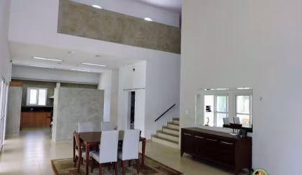 Casa MODERNA! Completa, ampla e confortável!