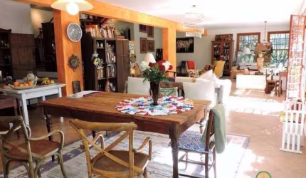 Casa em cond. com estilo, charme e privacidade!