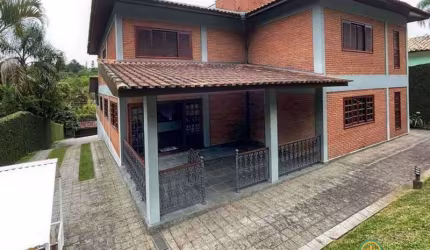 Casa no Miolo da Granja com  4d / 2sts, piscina, gourmet, hóspedes!