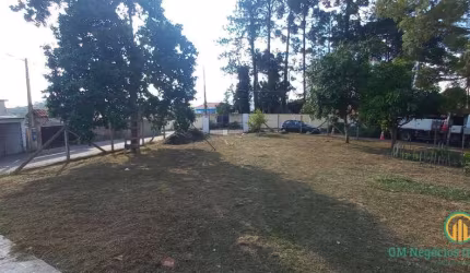 Terreno amplo em bairro residencial e zona mista São Roque