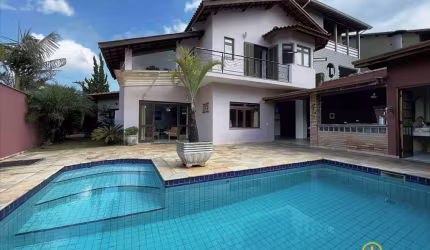 Casa com 3 suítes, piscina e ótima área gourmet em condomínio