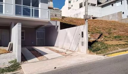 Ótima casa com 3 dormitórios, sendo 1 suíte,acabamento de 1a.em condomínio