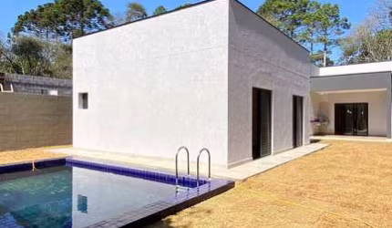 Casa nova térrea com 3 suítes quintal com piscina em condomínio