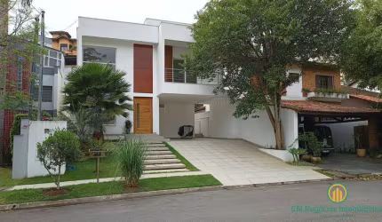 Casa com 3 suítes e piscina em condomínio de alto padrão na Granja Viana