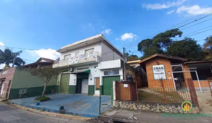 Vende Casa residenc+ 3 salões  com renda em rua bem localizada em São Roque