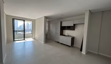 Apartamento Semi Mobiliado Com 01 suíte + 02 dormitórios no Bairro Fazenda em Itajaí/SC