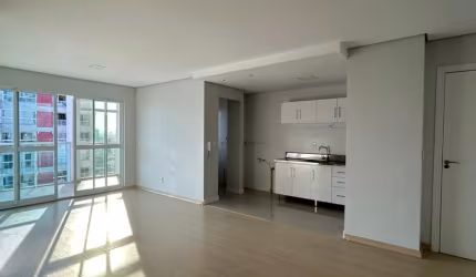 Apartamento Semi Mobiliado Com 01 suíte + 02 dormitórios no bairro Vila Operária de Itajaí/SC