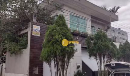 Casa com 2 andares - Parte inferior com câmara fria funcionando e imóvel nos fundos que pode ser locado!