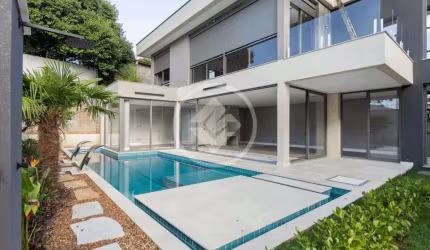 Que tal uma residência de alto luxo, a apenas 8 minutos do Parque Barigui, com jardim, piscina aquecida e academia? codigo: 26014