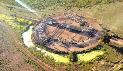 FAZENDA NA REGIÃO DO RIO CUIABÁ RICA EM ÁGUAS