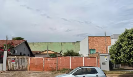 Casa com amplo Terreno próximo a Julho de Castilho