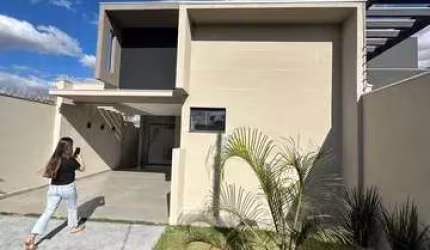 LINDA CASA COM PISCINA NO RITA VIEIRA