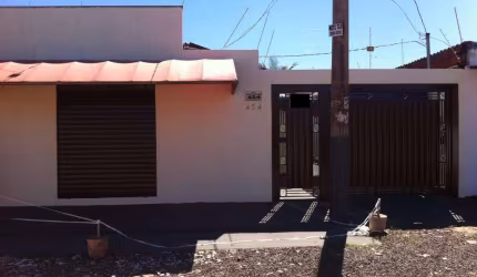 CASA AMPLA COM SALA COMERCIAL NO BAIRRO PIONEIROS
