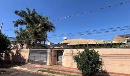 Casa com dois terrenos no Vilas Boas