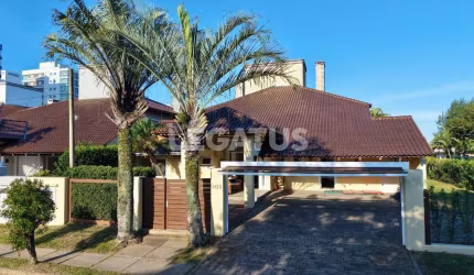 Casa à venda na Rua Inambuí, 1103, Atlântida, Capão da Canoa por R$ 2.600.000