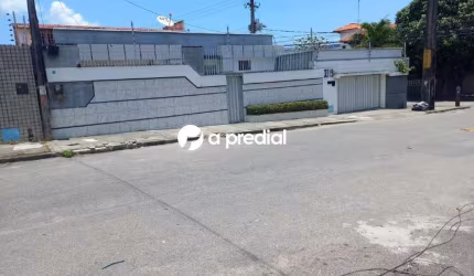 Casa à venda 5 quartos, 4 suítes, 2 vagas
