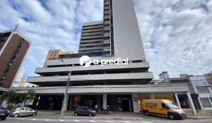 Sala com banheiro, em localização privilegiada