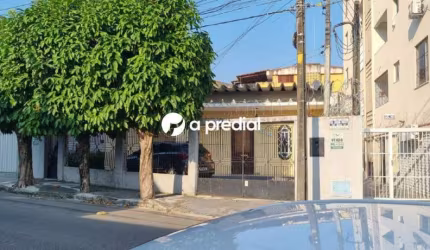 Ampla casa que pode também ser usado como ponto comercial