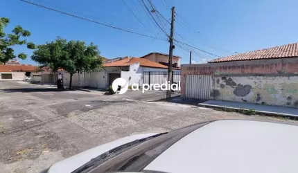 Uma casa com varanda e um pequeno quintal