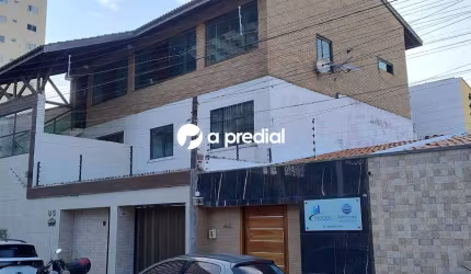 Casa triplex com características comerciais.