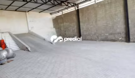 Galpão 300m², esquina com Rua Pedro Gomes da Rocha.